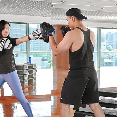 Windsor Hotel Тайчжун Экстерьер фото A woman and a man training in a gym