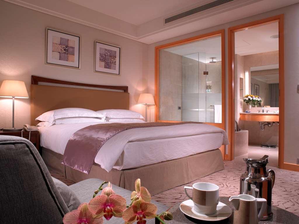 Windsor Hotel Тайчжун Номер фото A suite at the Mandarin Oriental, Hong Kong