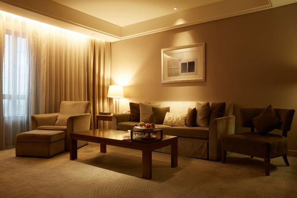 Windsor Hotel Тайчжун Номер фото A living room with indirect lighting
