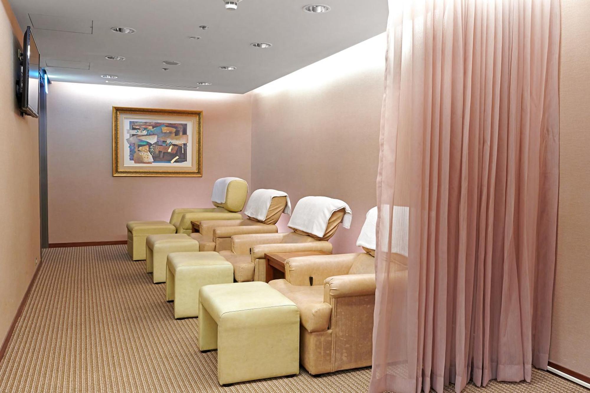Windsor Hotel Тайчжун Экстерьер фото A foot massage parlor in Hong Kong