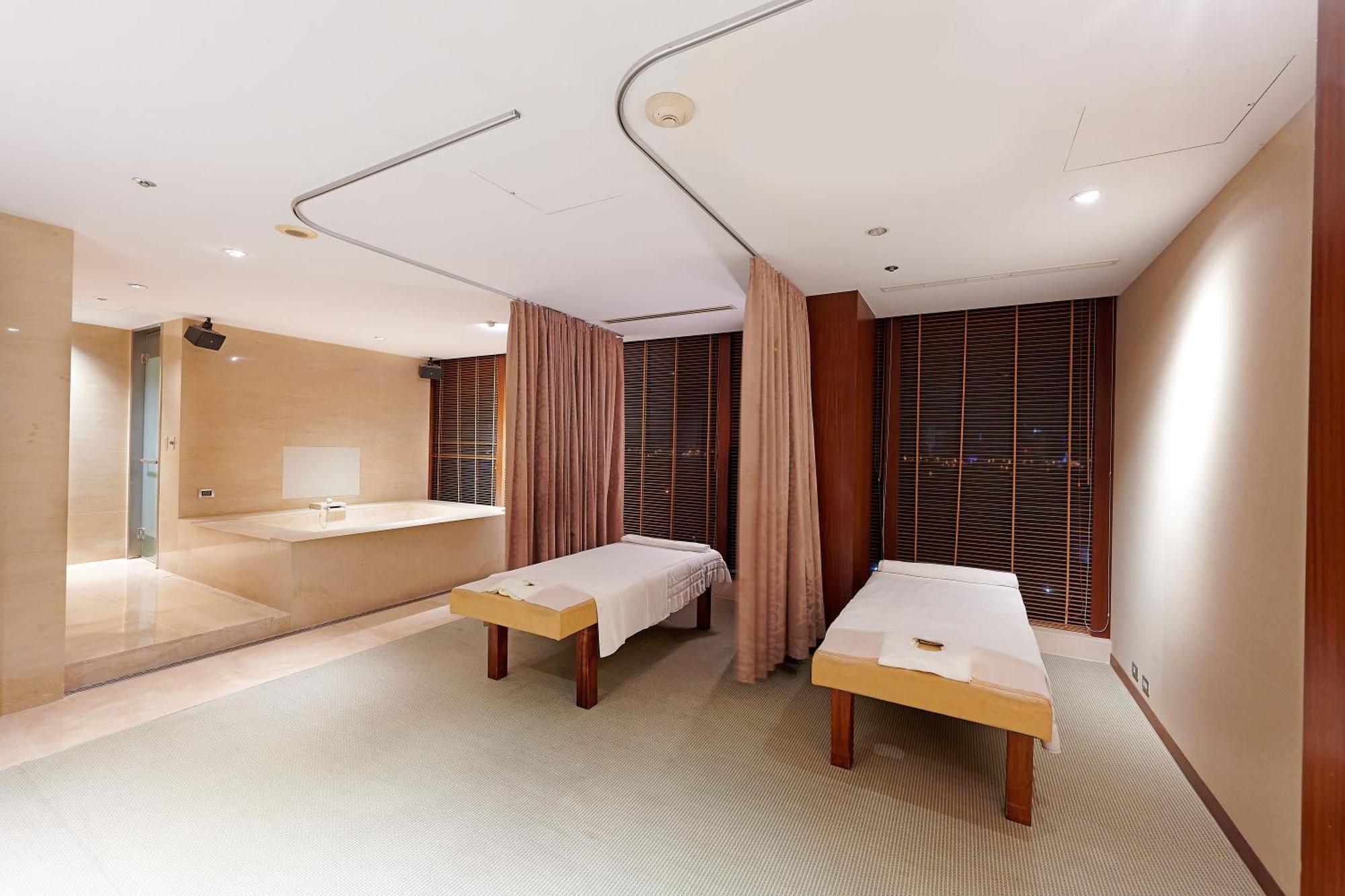 Windsor Hotel Тайчжун Экстерьер фото A treatment room at the spa