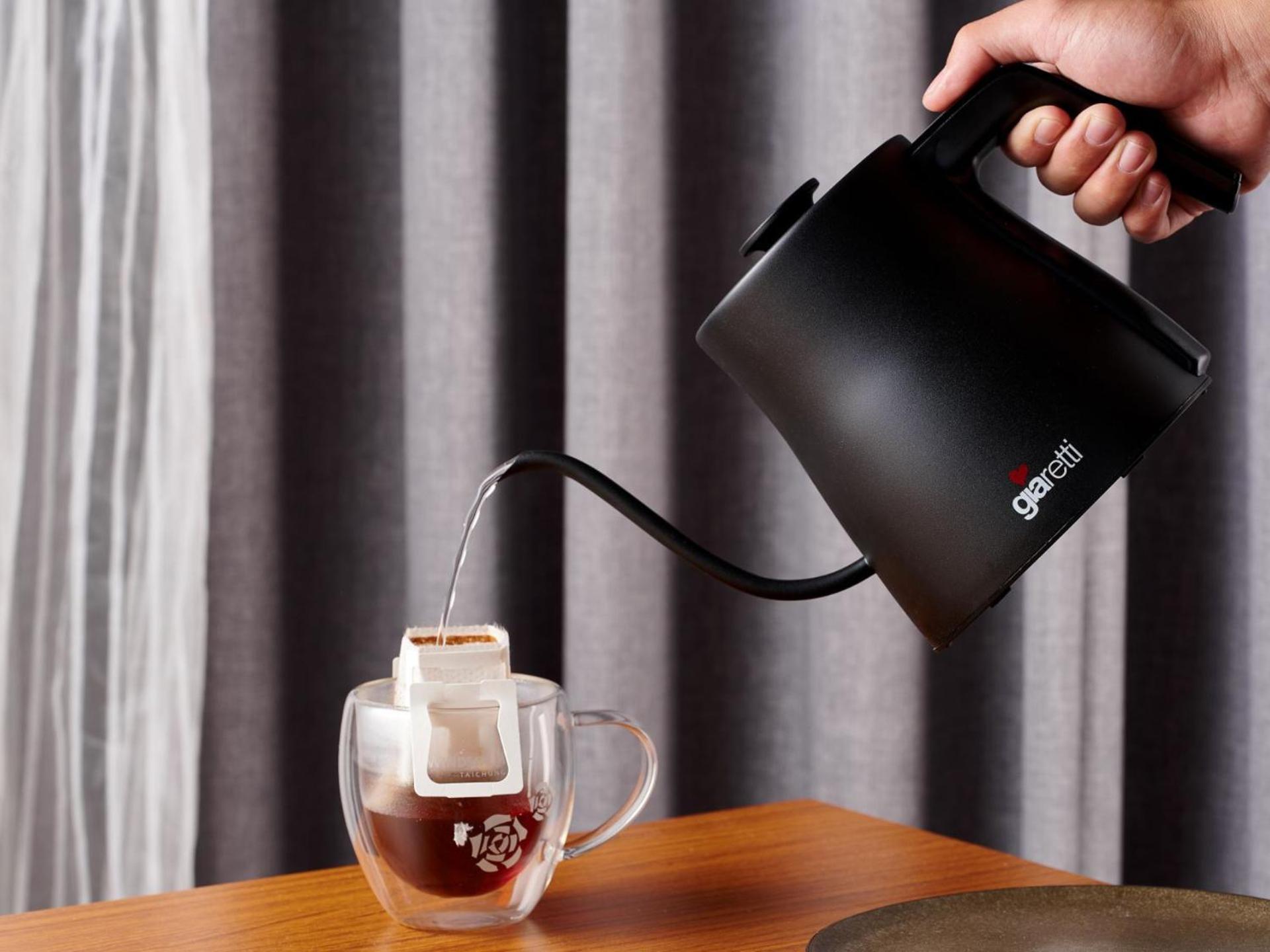 Windsor Hotel Тайчжун Экстерьер фото A kettle in use