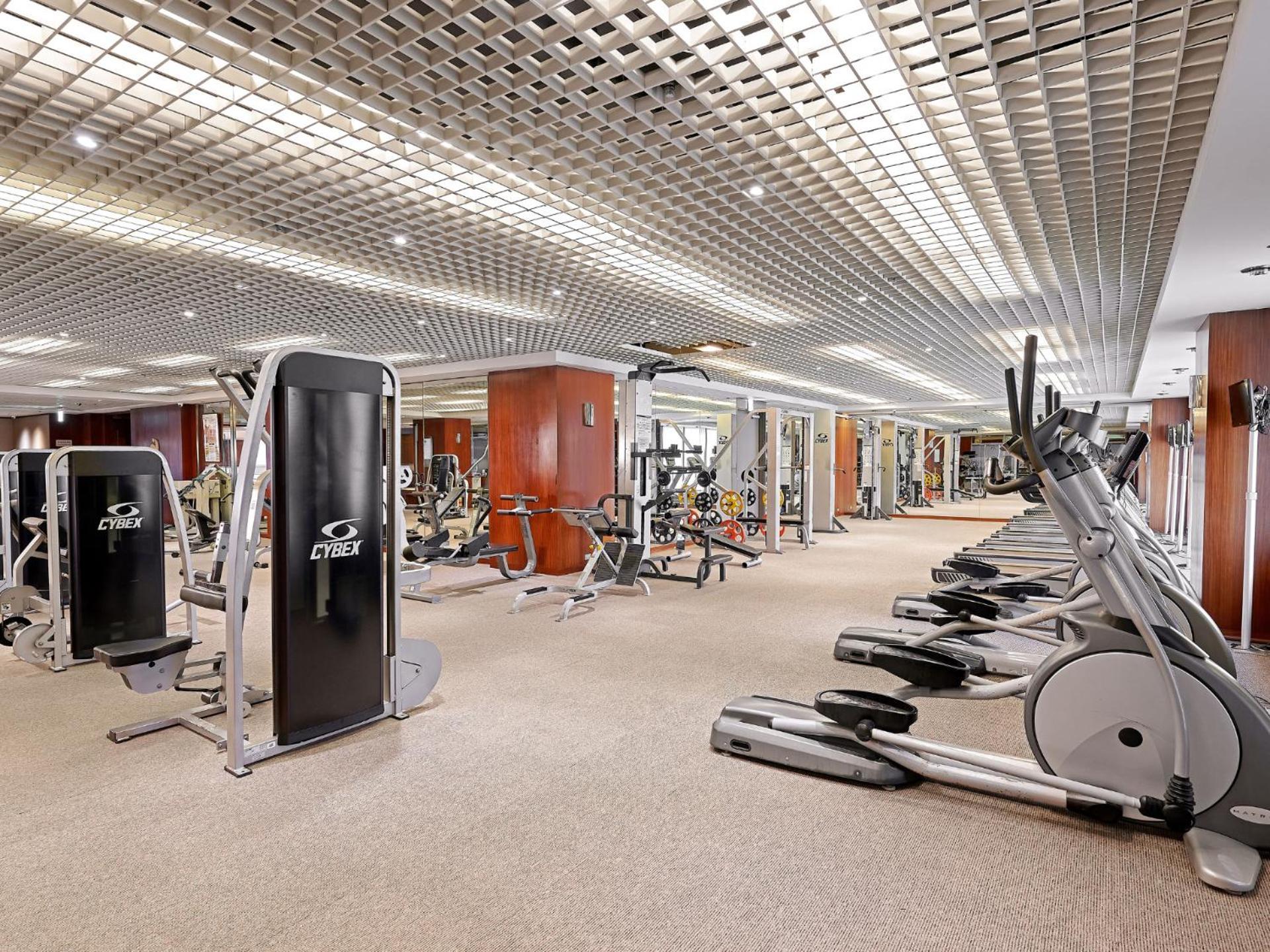 Windsor Hotel Тайчжун Экстерьер фото The gym at the Mandarin Oriental, Hong Kong