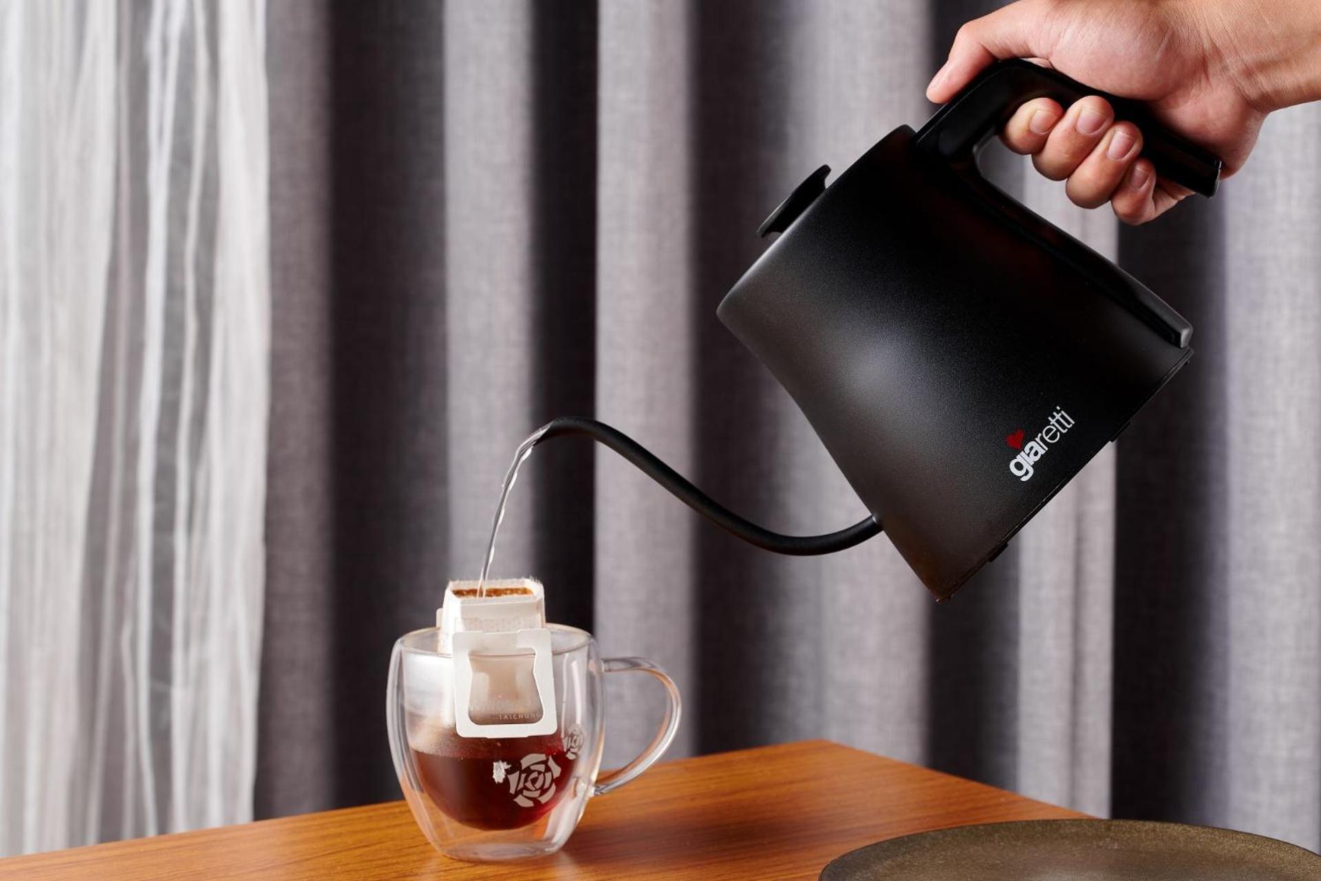 Windsor Hotel Тайчжун Экстерьер фото A kettle in use