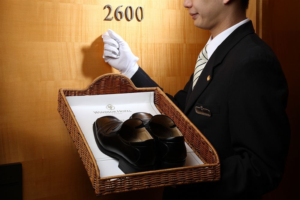 Windsor Hotel Тайчжун Экстерьер фото A bellboy delivering shoes to a guest
