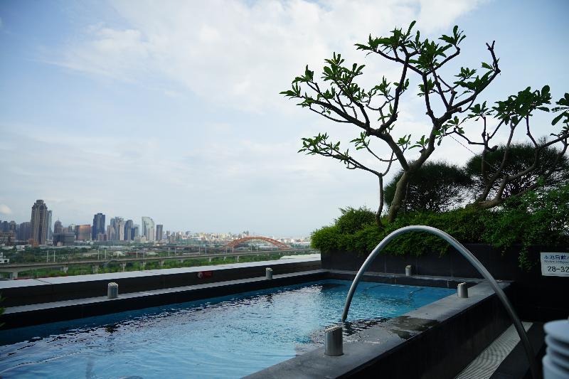 Windsor Hotel Тайчжун Экстерьер фото The pool at the top of the hotel