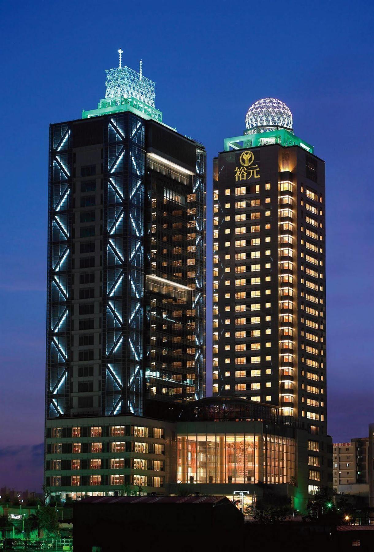 Windsor Hotel Тайчжун Экстерьер фото The hotel at night